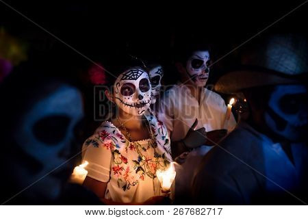 Merida, Cementerio General, Mexico - 31 October 2018: Woman With Skull And Spiderweb Make-up And Dre