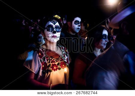 Merida, Cementerio General, Mexico - 31 October 2018: Woman With Skull And Spiderweb Make-up And Gla