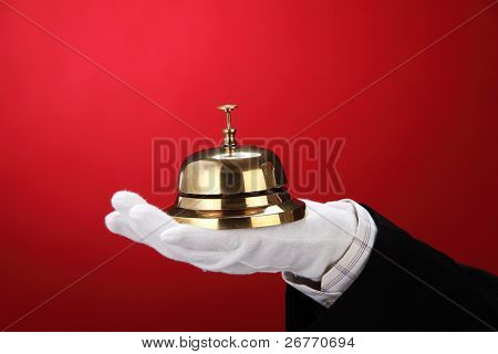 Mann mit Hand Handschuh hält eine Sercive-Glocke