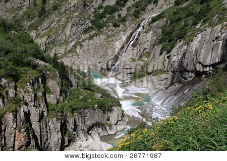 Fiume selvaggio Reus vicino a Andermatt (Svizzera)