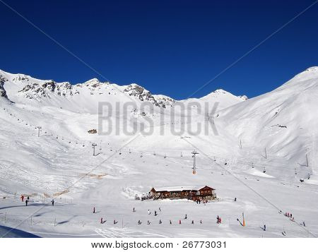 Scuol ośrodku narciarskim w Alpach Szwajcarskich