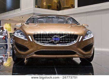 นีวา - 7 มีนาคม: แนวคิด Volvo S60 บนจอแสดงผลที่โอนีอินเตอร์เนชั่นแนลมอเตอร์แสดงบาร์วางาน