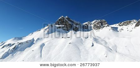 Panoramiczny widok na pasmo górskie w pobliżu Scuol (Szwajcaria)