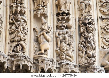 Fragmento da entrada principal da Notre Dame de Paris