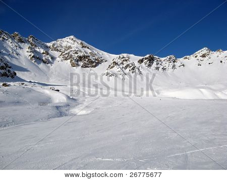Stoku w ośrodku narciarskim Scuol. Szwajcaria