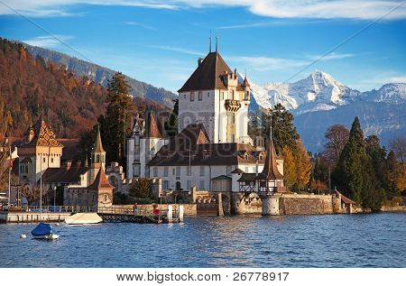 Gün batımı (Jungfrau bölge, Kanton Bern, İsviçre) Oberhofen kalesinde