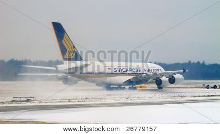 Zurych - 15 grudnia: Singapore Airlines A-380 startu po do 15 grudnia 2010 r. w Zuri