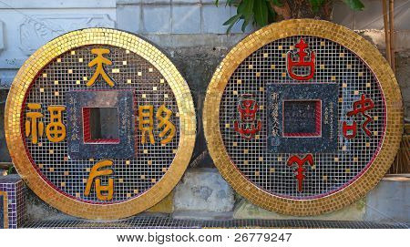 Moedas de pedra gigantes (símbolo de riqueza no templo chinês), o Repulse bay, Hong Kong, China
