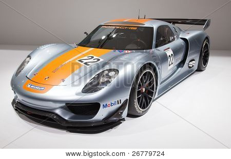 Genewa - 8 marca: Wydanie The Porsche 918 Spyder RSR na wystawie w 81 International Motor Show
