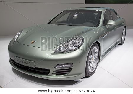 Genf - 8. März: Der Porsche Panamera (Typnummer 970) mit Hybridantrieb auf dem Display im Jahr ich