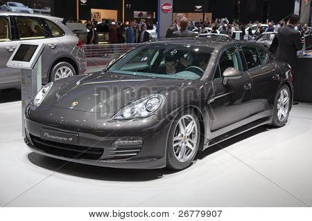 Genf - 8. März: Der Porsche Panamera 4 (Typnummer 970) auf dem Display auf der 81. internationalen Moto