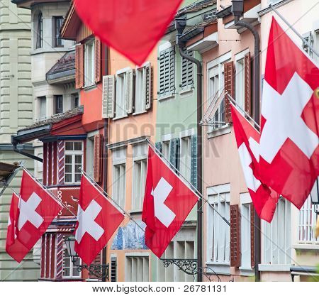 Gamle gade Augustinergasse i Zürich dekoreret med schweiziske flag