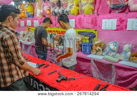 Bangkok/thailand - 24 November 2015:unacquainted Thailand People Or Tourist Playing Thai Local Stree