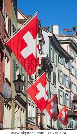 Gamle gade Augustinergasse i Zürich dekoreret med schweiziske flag
