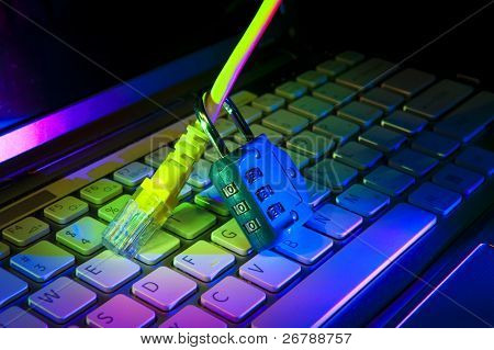 Sperre und Netzwerkkabel mit Computer-Tastatur-Hintergrund