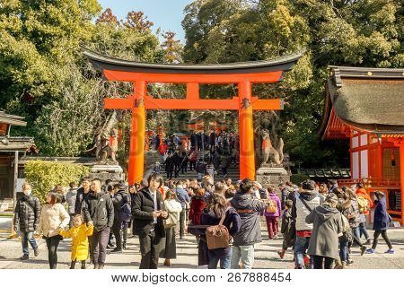 Kyoto, Japan, May 19, 2018 : Crowd Of Peoples And Tourists Front Of A Big Red Torii Gate Of Fushimi 