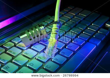 Sperre und Netzwerkkabel mit Computer-Tastatur Hintergrund