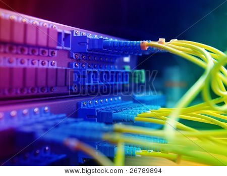 záběr síťových kabelů a serverů v datovém centru technologie