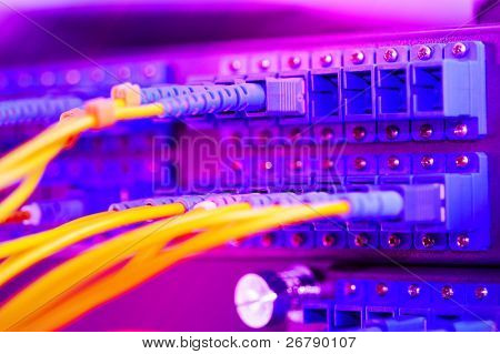 Schuß von Netzwerkkabel und Servern in einem Rechenzentrum Technologie