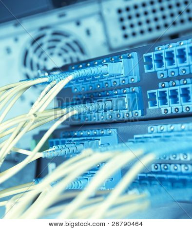 Schuss von Netzwerkkabel und Servern in einem Rechenzentrum Technologie