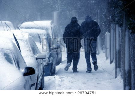 coches aparcados cubren de nieve durante nevando en época de invierno