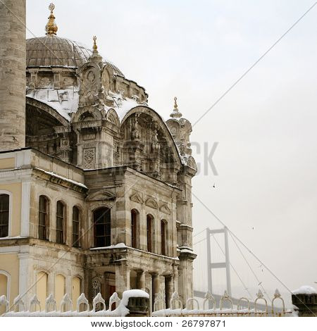 Bosphorus Bridge ja Ortakoy moskeija Istanbul Turkey