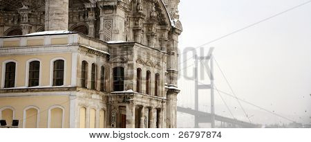Bosphorus Bridge ja Ortakoy moskeija Istanbul Turkey