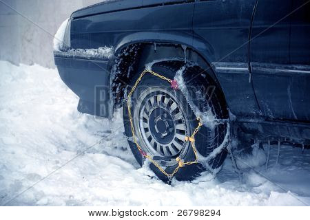 cerrar la toma de una rueda con cadena en invierno
