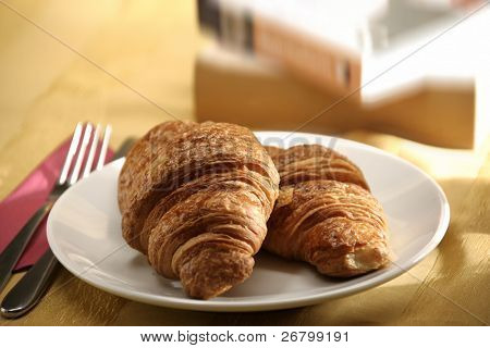 close up billede af croissant i pladen