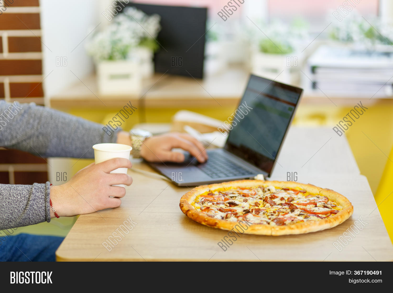 Пицца через интернет. Пицца с дор блю. Клиент забирает заказ еды. Пицца с дор блю. Пицца через интернет.