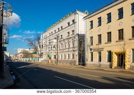 Moscow, Russia - February 22, 2020: Street  Bolshaya Ordynka And Historical Buildings Of Zamoskvorec