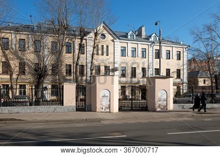 Moscow, Russia - February 22, 2020:city Estate Of The Sysalins - Golofteevs. Street  Bolshaya Ordynk