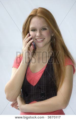 am Telefon lächelnd mädchen