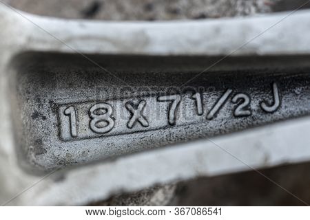 18 Diameter, 7 Inches Width-indication Of Parameters And Characteristics On The Alloy Wheels Spoke, 