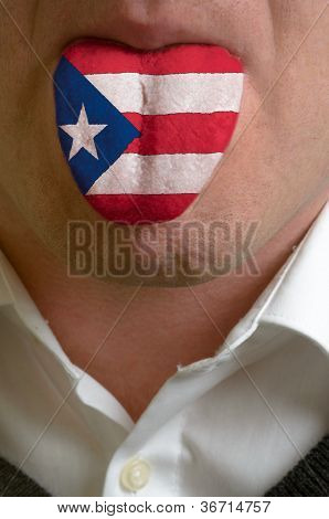 Muž jazyk v Puerto Rico vlajku symbolizující znalostí mluvit cizím jazykem
