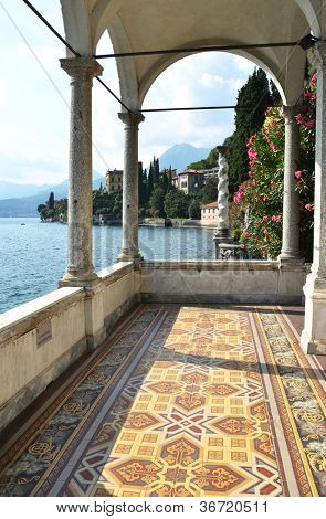 Pohled na jezero Como z villa Monastero. Itálie