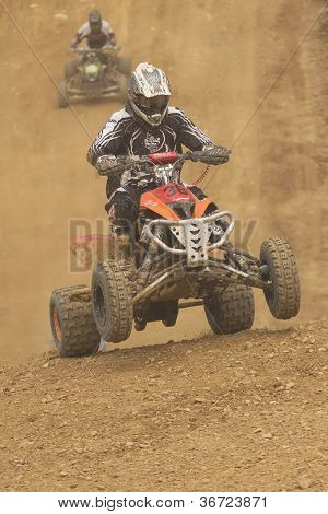 To ryttere i en Quad Race. Lodret.