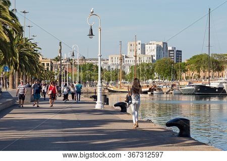 Barcelona, Spain - May 16, 2017: Unknown People Walking On The Moll De Bosch I Alsina Street In Port