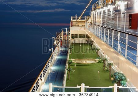 Terreno para minigolf en cubierta de crucero.