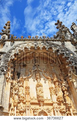  Upeasti säilynyt seinät, taidokkaasti koristeltu torneista ja torneineen. Keskiaikainen linna o