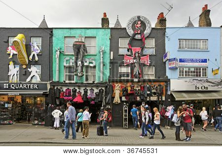 LONDON - Mai 8: Camden High St am 8. Mai 2011 in London. Camden Market und Straßen in der Nähe sind die fo