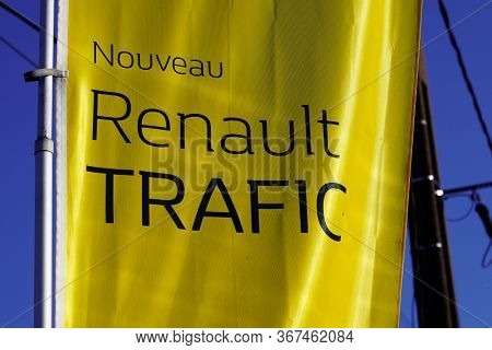 Bordeaux , Aquitaine / France - 12 04 2019 : Renault Trafic Van Truck Sign Flag Logo Car On Dealersh