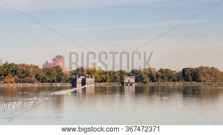 Jackie Onassis Reservoir.  The View Across The Jackie Onassis Reservoir In Central Park, New York Ci