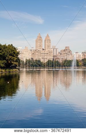 Jackie Onassis Reservoir.  The View Across The Jackie Onassis Reservoir In Central Park, New York Ci
