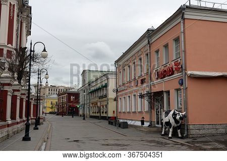 Moscow, Russia - May 9, 2020:deserted Klimentovsky Lane During The Coronavirus Pandemic In Moscow