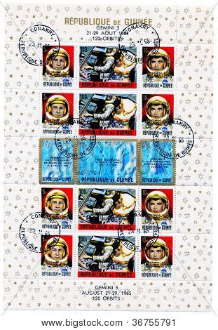 기니 공화국-1965 년경 임무 우주 비행사 제미니 5 공간을 보여주는 1965:Postage 년경