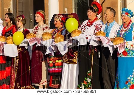 Genichesk, Ukraine - August 26, 2017: People In Traditional Clothing During Festival Of National Cul