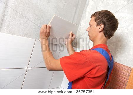 dlaždič instalace zeď dlaľdice doma opravit renovační práce
