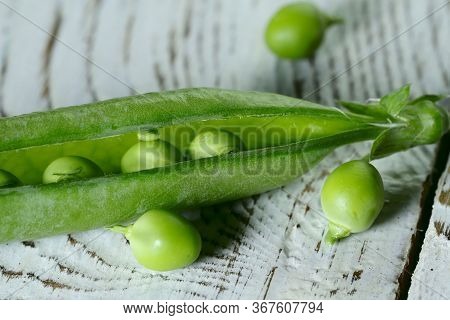 Food Background. Close-up Of A Green Pea Pod. Texture Of A Green Pea Pod. Side View, Close Up, Free 