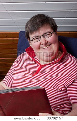 Opdrætte handicappet kvinde læser en bog